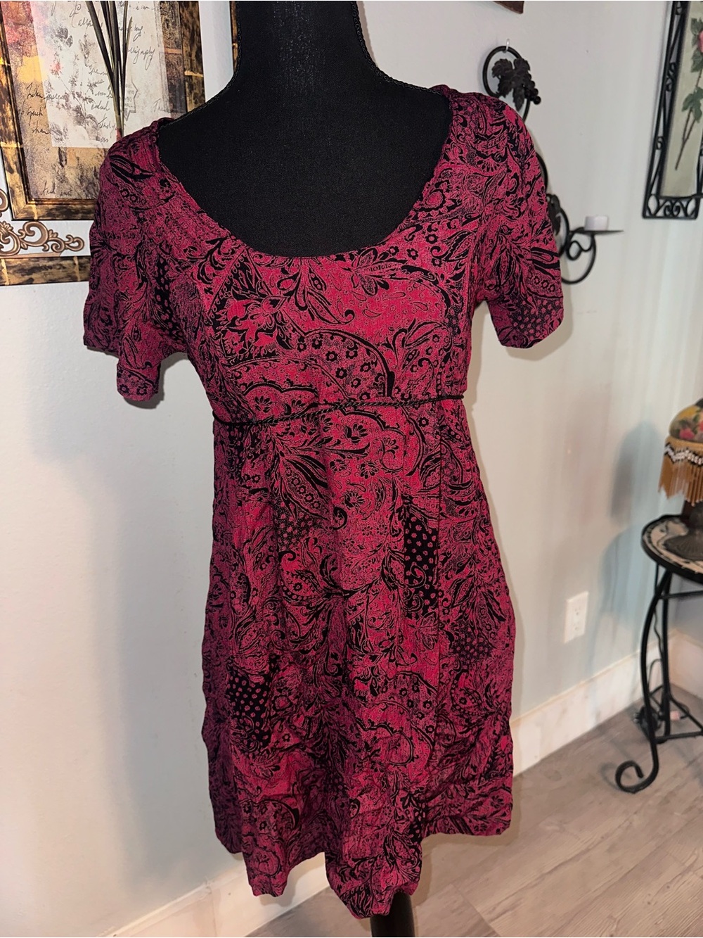 Women's Scoop Neck Short Sleeve Paisley Dress in Berry